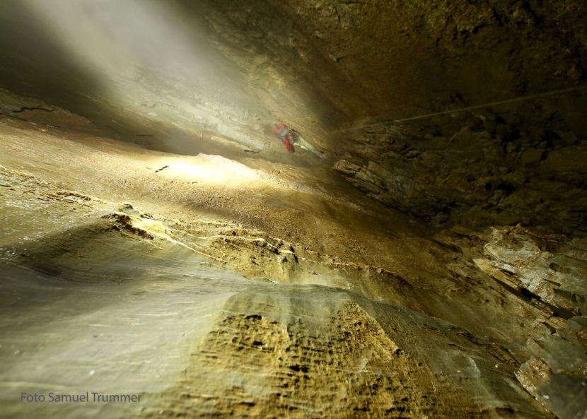 Ein tiefer Schacht im dritten Teil der Höhle