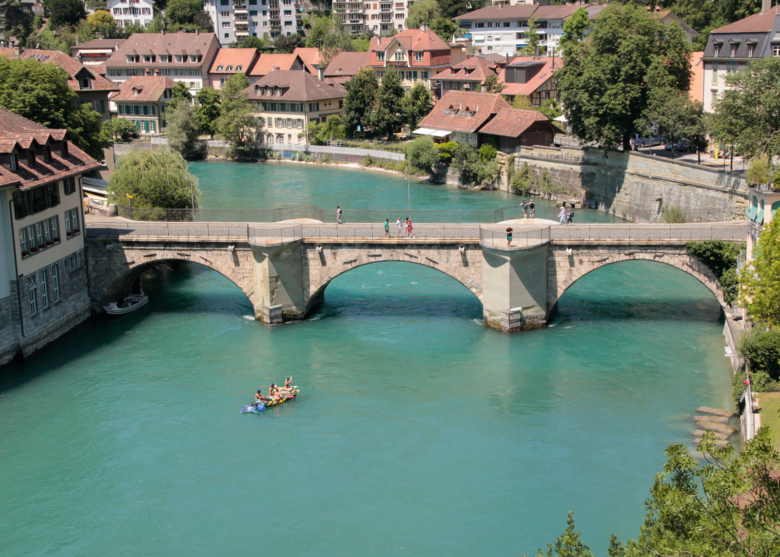 Nach dem Schwellenmätteli geht es auf einem kurzen Abschnitt durch die Berner Altstadt. Die im Bild gezeigte Untertorbrücke wurde im Spätmittelalter errichtet und gehört zu den ältesten Steinbrücken der Schweiz